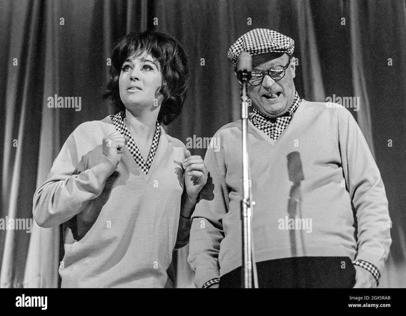 Povel Ramel et Birgitta Andersson sur scène à Stockholm 1959, photo; Bo Arrhed Banque D'Images