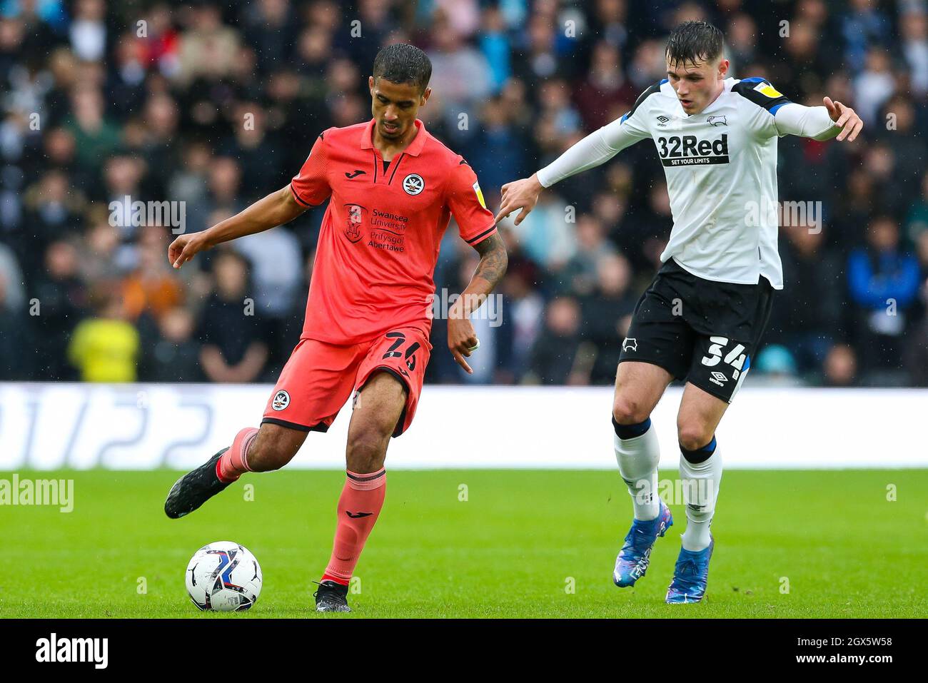 Jack Stretton du comté de Derby (à droite) et Kyle Naughton de Swansea City se battent pour le ballon lors du match de championnat Sky Bet à Pride Park, Derby. Date de la photo: Samedi 2 octobre 2021. Banque D'Images