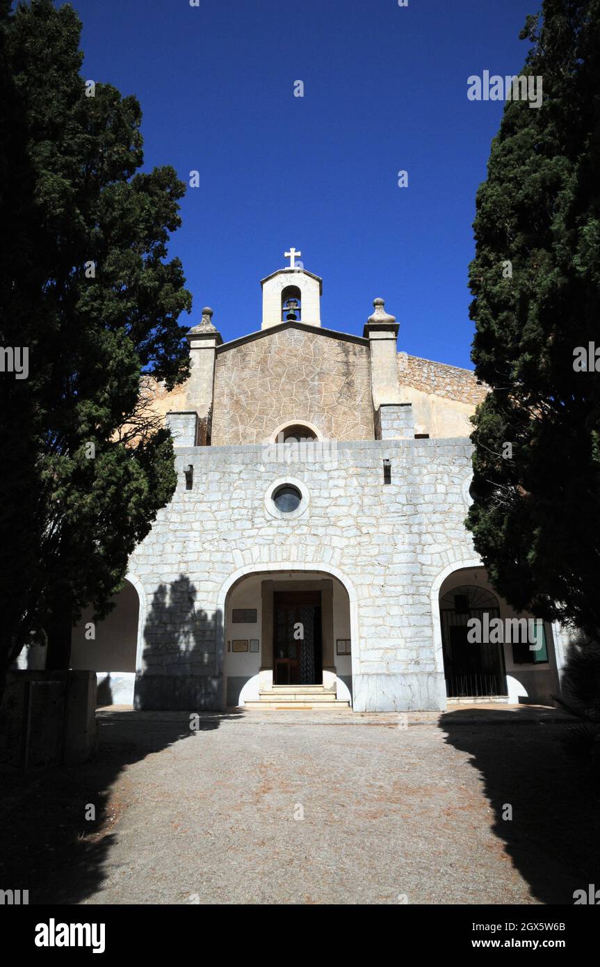 L'extérieur de l'Ermita de Betlem dans les collines au nord-ouest de la ville d'Arta.Il est approché par une avenue de cyprès. Banque D'Images
