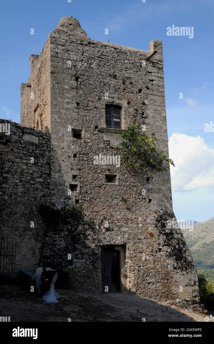 La chapelle au sommet du Puig de Maria date de 1355 et fut construite comme un plaidoyer pour la protection contre la peste noire. Banque D'Images