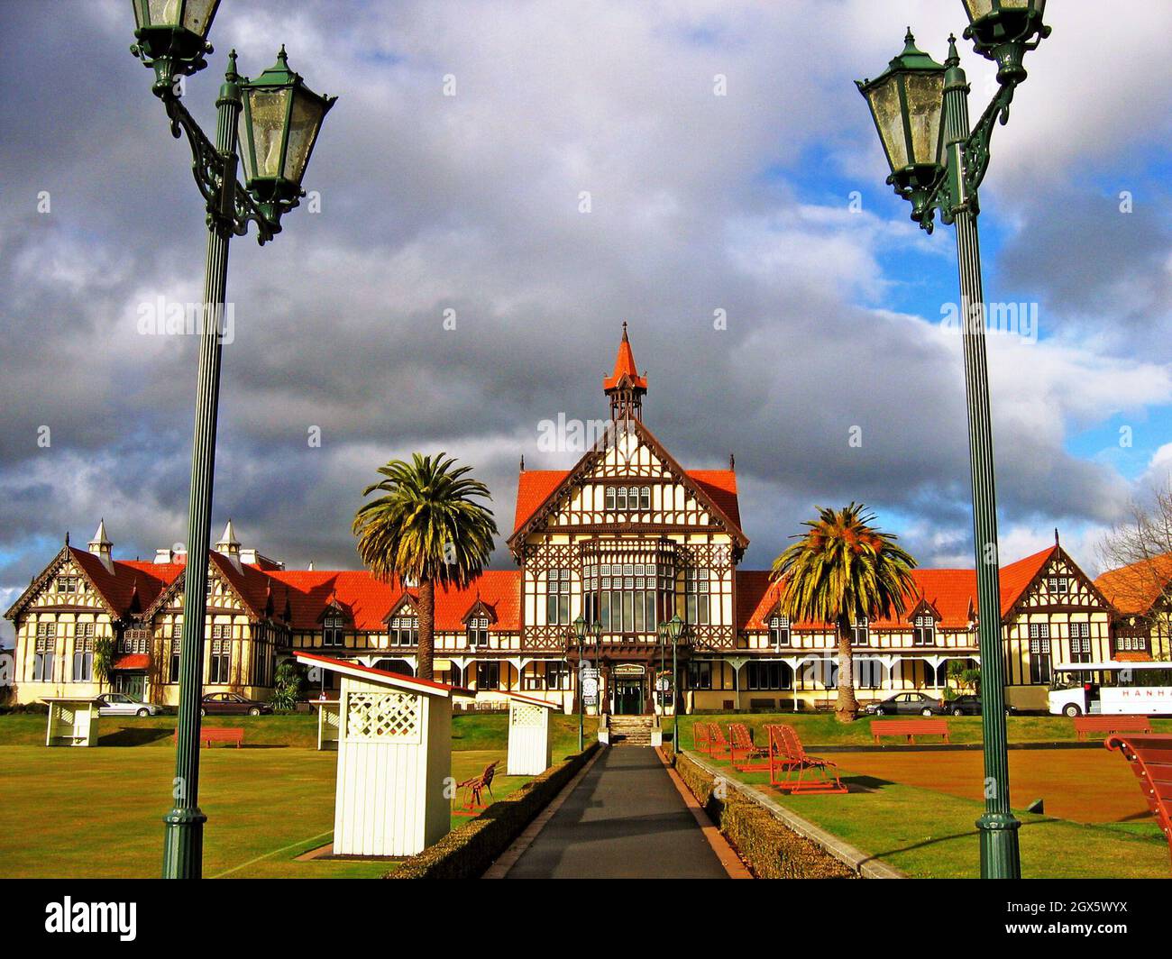 Le chemin Dakin mène au bâtiment élisabéthain à colombages de Rotorua, en Nouvelle-Zélande.Dans le cadre de l'ensemble des jardins gouvernementaux, le bâtiment emblématique, actuellement le musée d'art et d'histoire de Rotorua, a été achevé en 1908 dans le but d'attirer les touristes à ce qui était autrefois un spa connu pour ses eaux géothermiques.La grande salle de bains spa est le site principal dans les jardins gouvernementaux de Rotorua qui comprend des jardins, une deuxième salle de bains, un bowling vert, et le terrain de croquet.Le bâtiment, sur la rive sud du lac Rotorua, est devenu une attraction touristique majeure sur l'île du nord. Banque D'Images