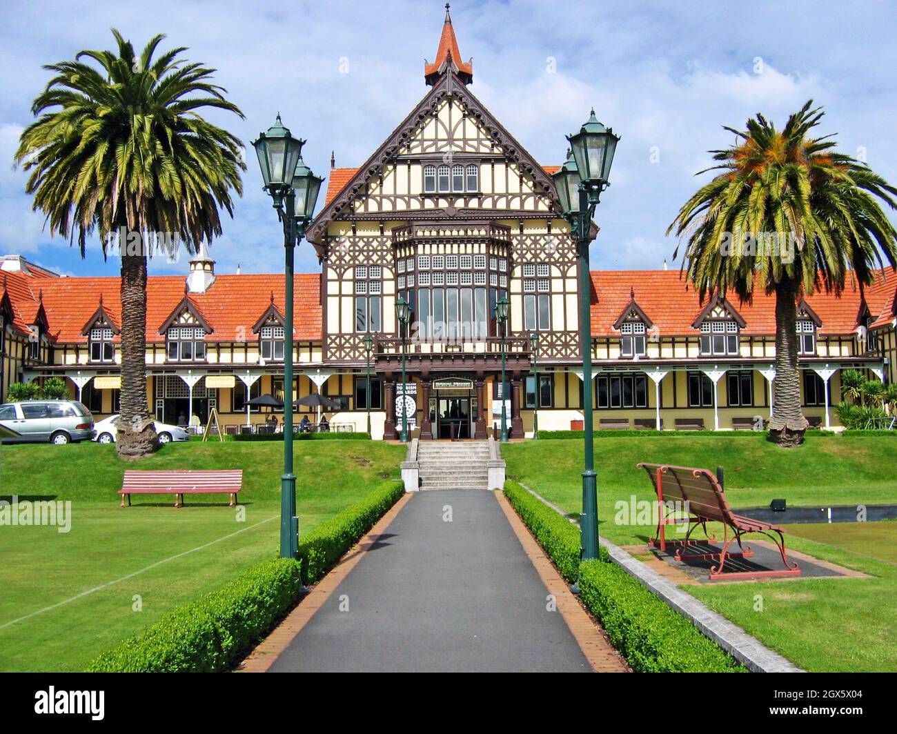 Le chemin Dakin mène au bâtiment élisabéthain à colombages de Rotorua, en Nouvelle-Zélande.Dans le cadre de l'ensemble des jardins gouvernementaux, le bâtiment emblématique, actuellement le musée d'art et d'histoire de Rotorua, a été achevé en 1908 dans le but d'attirer les touristes à ce qui était autrefois un spa connu pour ses eaux géothermiques.La grande salle de bains spa est le site principal dans les jardins gouvernementaux de Rotorua qui comprend des jardins, une deuxième salle de bains, un bowling vert, et le terrain de croquet.Le bâtiment, sur la rive sud du lac Rotorua, est devenu une attraction touristique majeure sur l'île du nord. Banque D'Images
