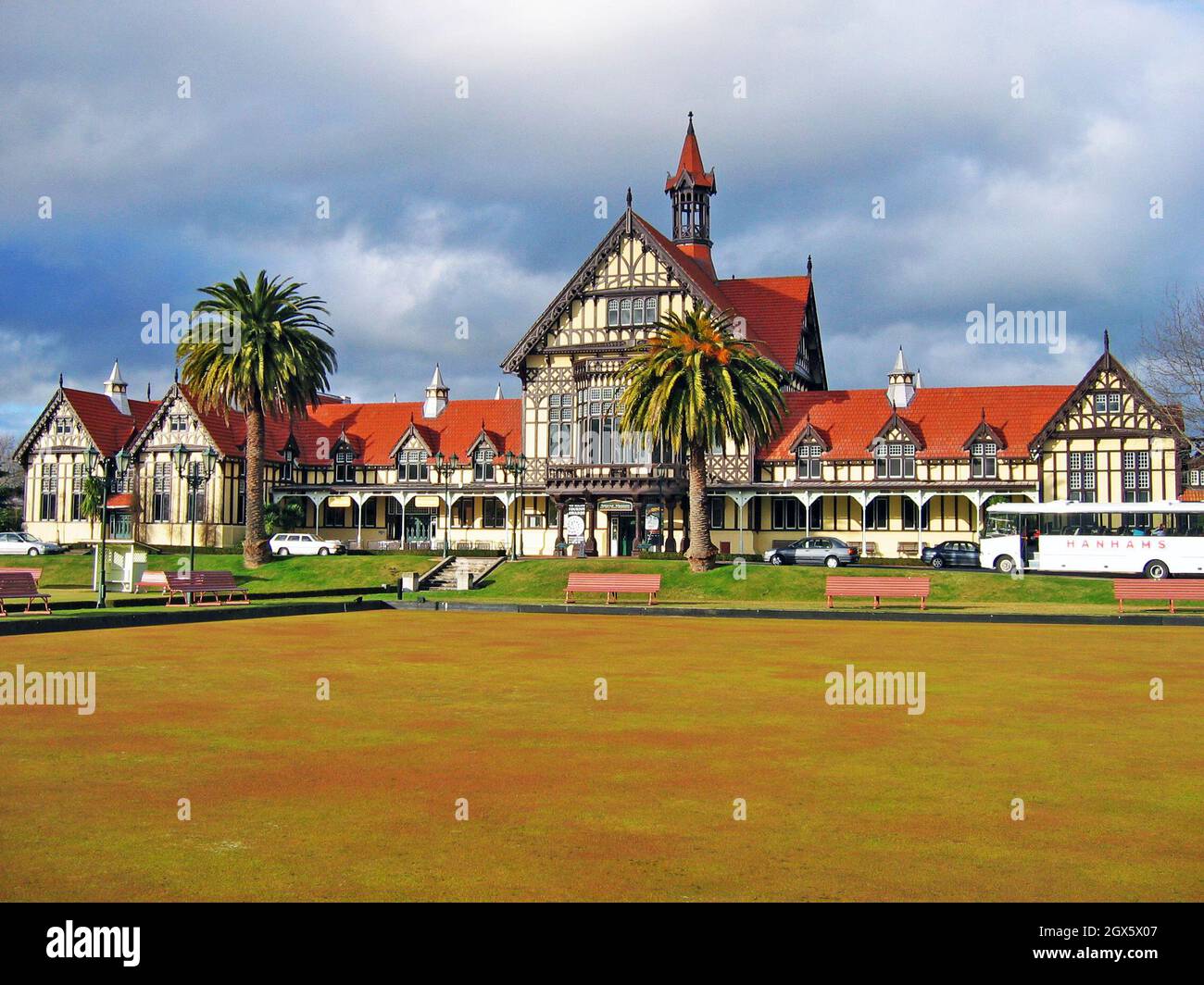 L'extérieur du musée historique d'art et d'histoire de Rotorua à pans de bois présente son style architectural élisabéthain, devenant un monument emblématique à Rotorua, en Nouvelle-Zélande.Ouvert en 1908 comme une maison de bain pour encourager le tourisme haut de gamme à la région connue pour ses eaux thermales tirant du paysage géothermique de la ville.Le bâtiment fait partie des jardins du gouvernement qui comprennent des jardins, une pelouse de croquet, un vert de bowling et les bains bleus situés dans un bâtiment séparé. Banque D'Images