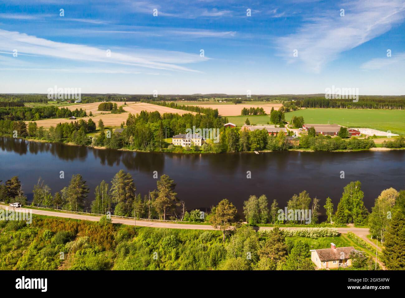 Kouvola, Finlande - 3 juin 2021 : vue aérienne du beau manoir Rabbelugn en bois - Takamaan Kartano. Rive Kymijoki. Banque D'Images