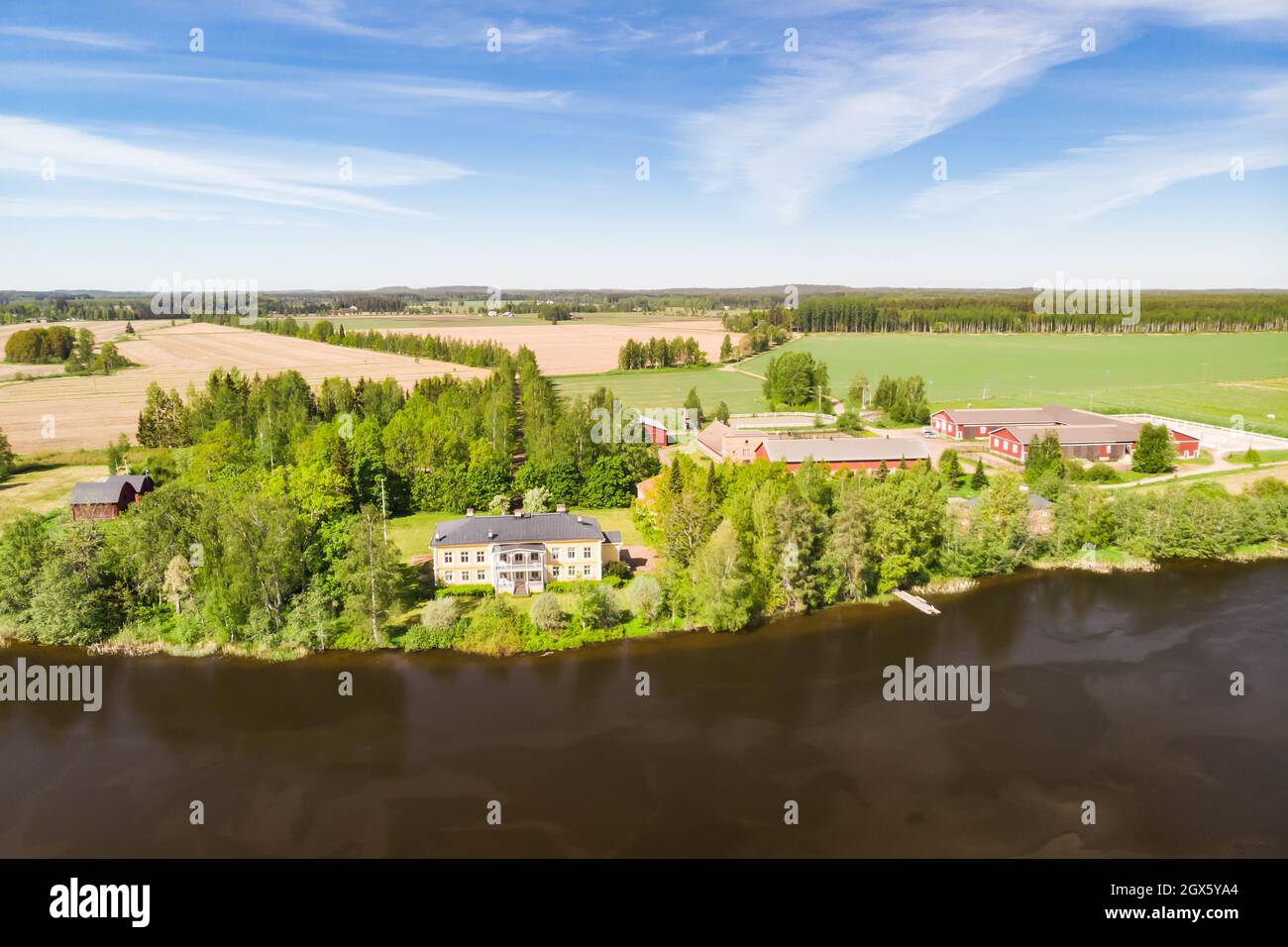 Kouvola, Finlande - 3 juin 2021 : vue aérienne du beau manoir Rabbelugn en bois - Takamaan Kartano. Rive Kymijoki. Banque D'Images