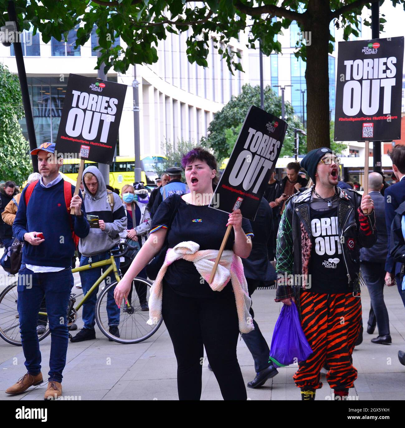 Manchester, Royaume-Uni, 4 octobre 2021. Les manifestants font pression et manifestent devant la Conférence du Parti conservateur à Manchester, au Royaume-Uni. La conférence aura lieu du 3 octobre au 6 octobre 2021, au complexe de convention de Manchester Central. L'événement a un texte « Build Back Better ». Elle se déroule dans un contexte de pénuries de carburant, de problèmes d'approvisionnement et d'inflation croissante. Crédit : Terry Waller/Alay Live News Banque D'Images