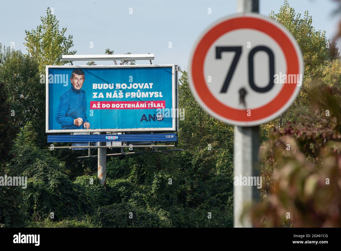 Prague, République tchèque. 04e octobre 2021. Un panneau d'affichage des élections pour le Premier ministre tchèque Andrej Babis du parti ANO placé dans la rue de Prague. Les élections législatives en République tchèque auront lieu les 7 et 8 octobre 2021. (Photo de Tomas Tkachik/SOPA Images/Sipa USA) crédit: SIPA USA/Alay Live News Banque D'Images