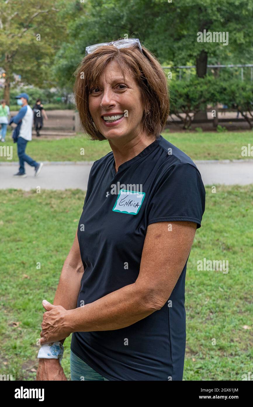 New York, États-Unis. 03ème octobre 2021. Enrica Sacca pose une image sur « Un aliment entier, un régime à base de plantes est plus facile avec du soutien ! » Événement à Central Park à New York. La nutrition à base de plantes et d'aliments entiers a été associée à un certain nombre d'avantages pour la santé, notamment la réduction des risques et le traitement des maladies cardiaques, de certains cancers, de l'obésité, du diabète et du déclin cognitif. (Photo par Ron Adar/SOPA Images/Sipa USA) crédit: SIPA USA/Alay Live News Banque D'Images