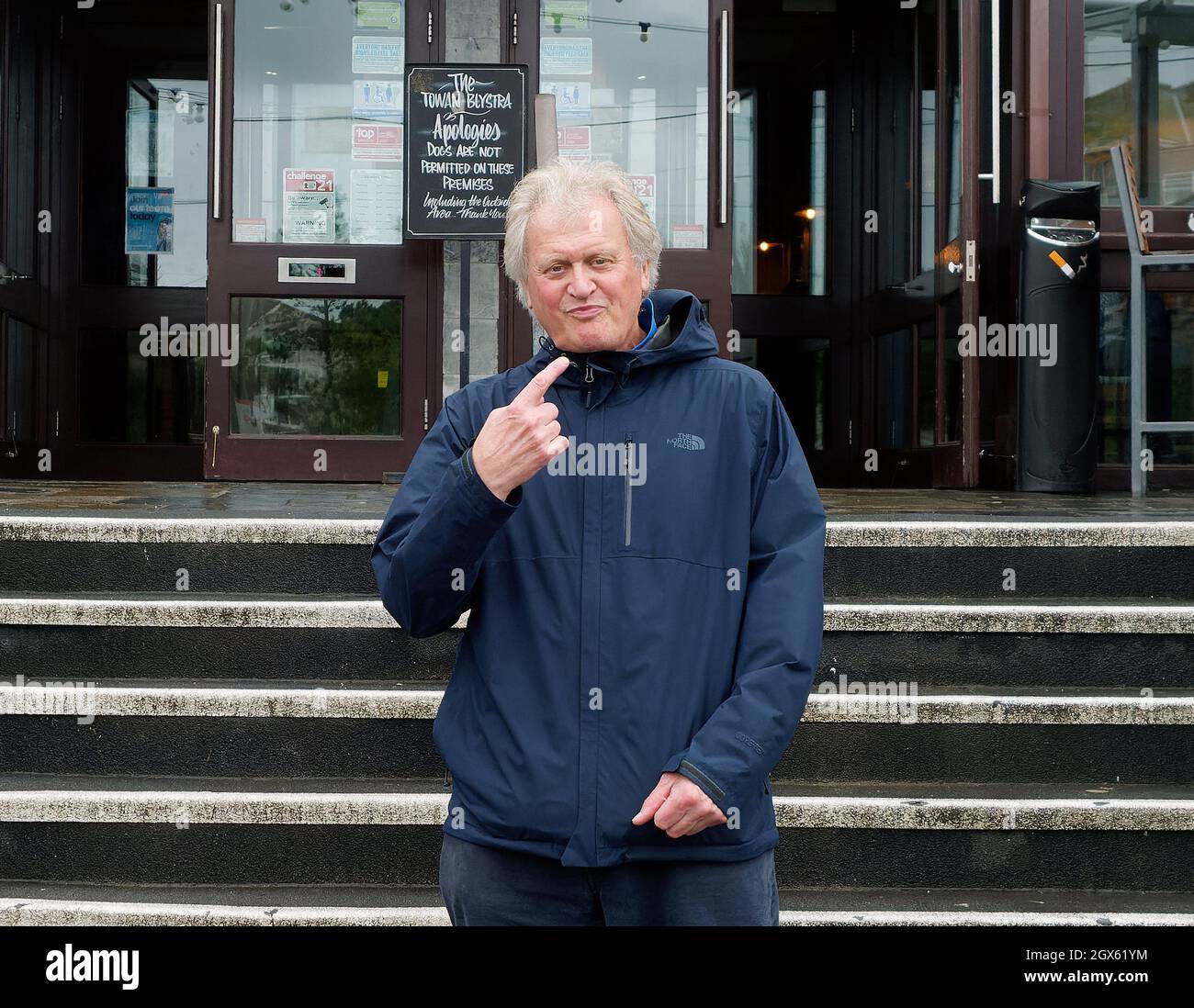 Cornwall, Royaume-Uni, Newquay. Wethercuillères pub empire FounderTim Martin visite le pub Towan Blystra à Newquay. Après une visite dans son lieu de vacances préféré sur les îles de Scilly. Tim a eu une discussion amicale avec le directeur et le personnel sélectionné, prenant de nombreuses notes pour référence. La chaîne vient d'afficher des pertes dues à Covid. Tim Martin est également préoccupé par la difficulté de recruter et de retenir du personnel dans les centres de villégiature comme Newquay. Le manque aigu de logements locatifs dans les zones de villégiature a un impact négatif sur les affaires. Tim Martin essaie de visiter environ 10 de ses pubs chaque semaine pour parler Banque D'Images