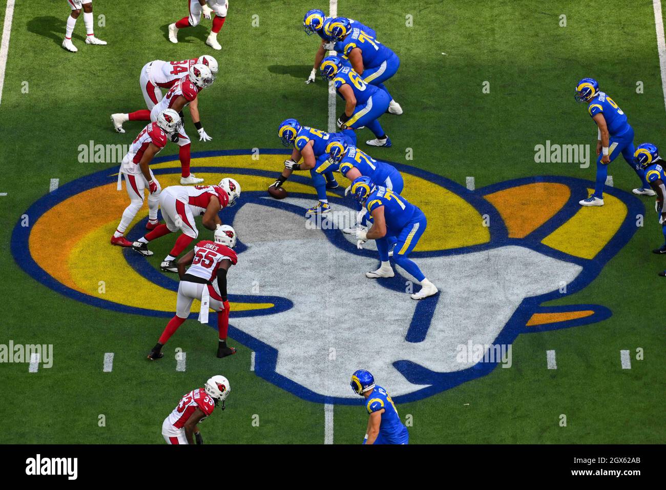 Los Angeles Rams et Arizona Cardinals font la queue lors d'un match de football NFL, le dimanche 3 octobre 2021, à Inglewood, Calif. Les Arizona Cardinals ont battu Banque D'Images