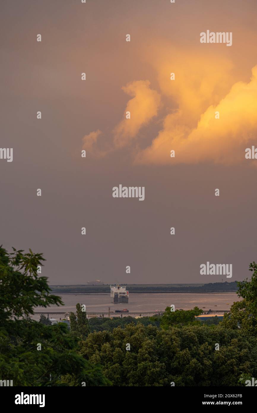 Un ferry RoRo naviguant sur la tamise au coucher du soleil depuis Windmill Hill gravesend Banque D'Images