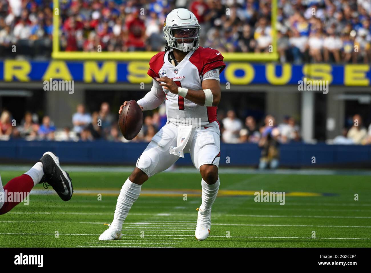 Arizona Cardinals Quarterback Kyler Murray (1) lors d'un match de football de la NFL contre les Los Angeles Rams, dimanche 3 octobre 2021, à Inglewood, Etal Banque D'Images