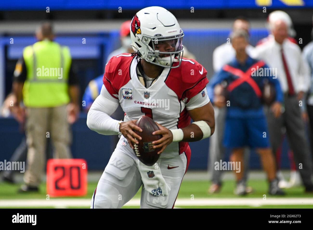 Arizona Cardinals Quarterback Kyler Murray (1) lors d'un match de football de la NFL contre les Los Angeles Rams, dimanche 3 octobre 2021, à Inglewood, Etal Banque D'Images