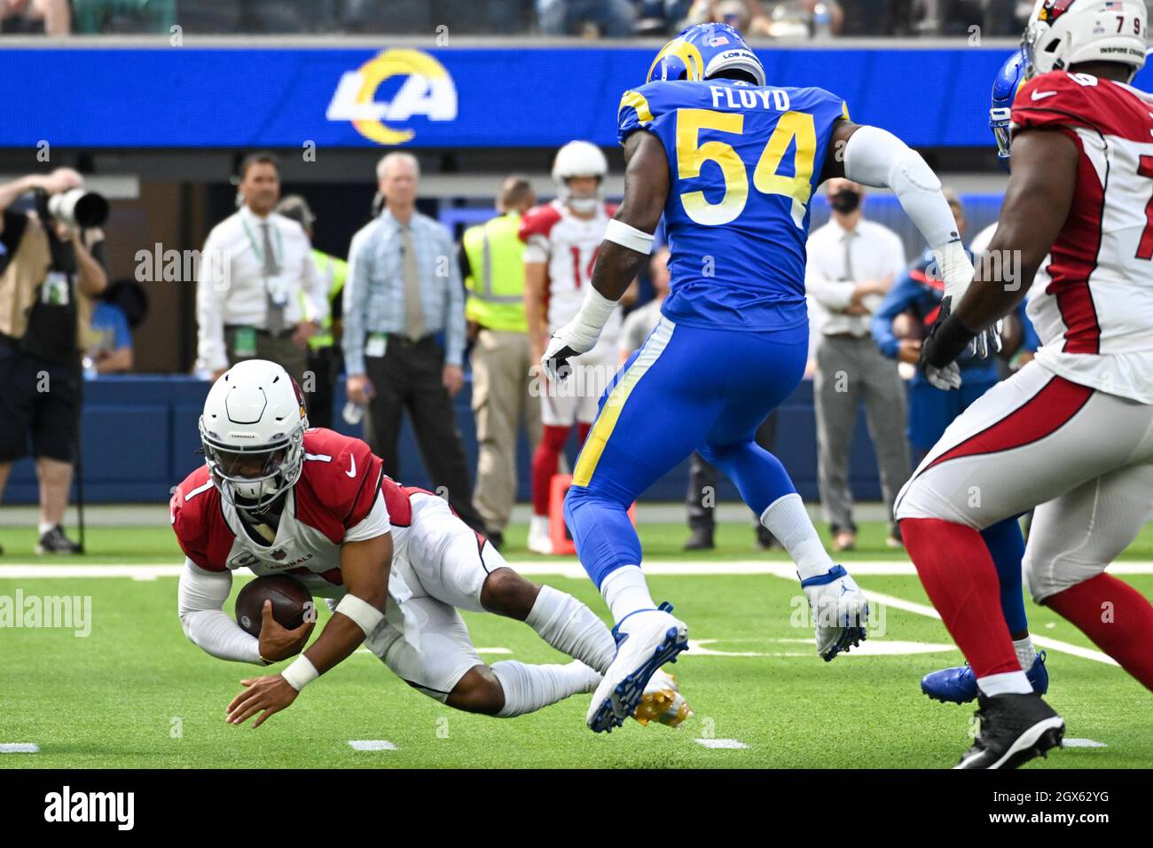 Le quarterback des Arizona Cardinals Kyler Murray (1) est saccagé par les Rams de Los Angeles à l'extérieur du linebacker Leonard Floyd (54) lors d'un match de football de la NFL, dimanche Banque D'Images