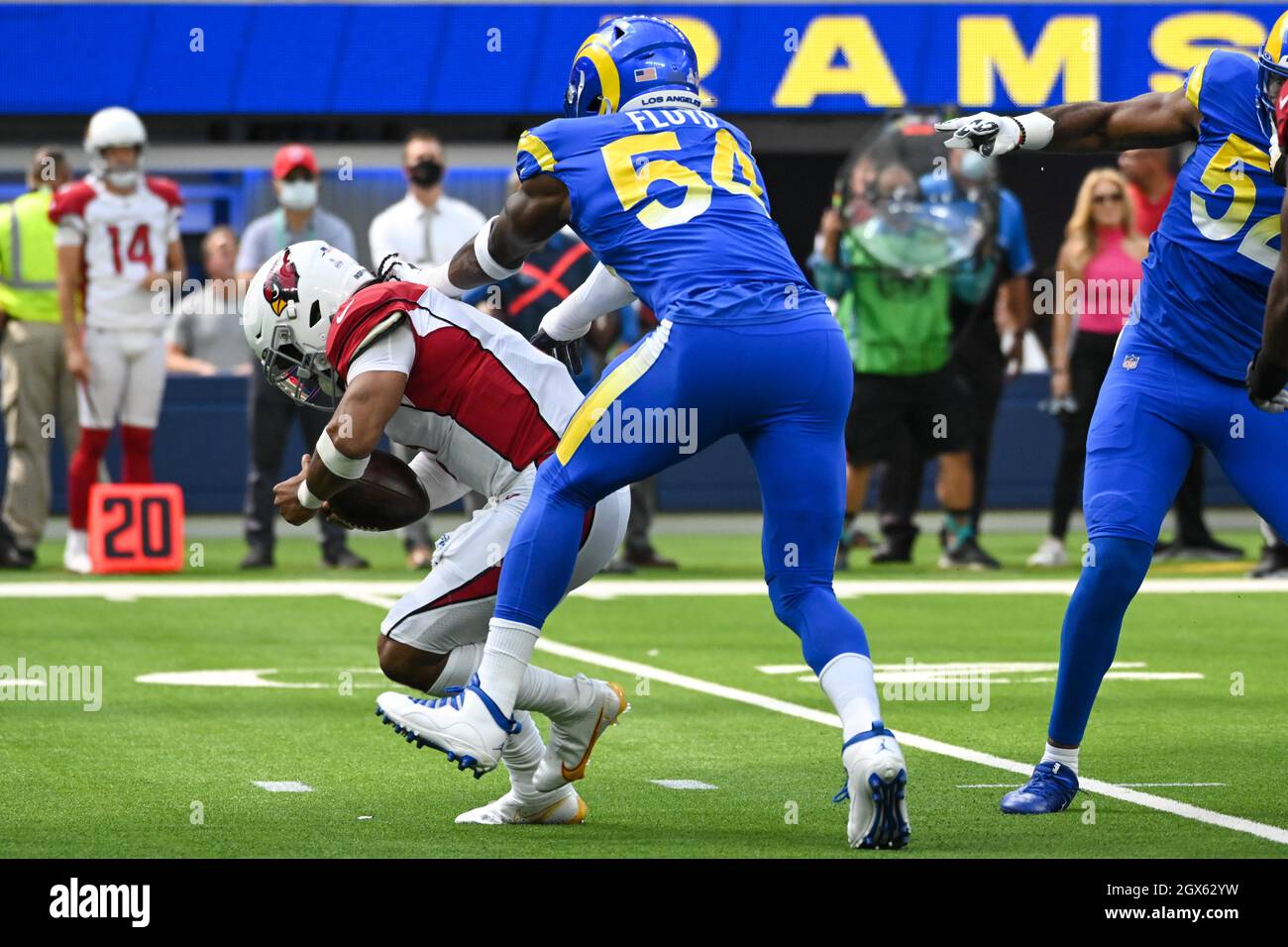 Le quarterback des Arizona Cardinals Kyler Murray (1) est saccagé par les Rams de Los Angeles à l'extérieur du linebacker Leonard Floyd (54) lors d'un match de football de la NFL, dimanche Banque D'Images