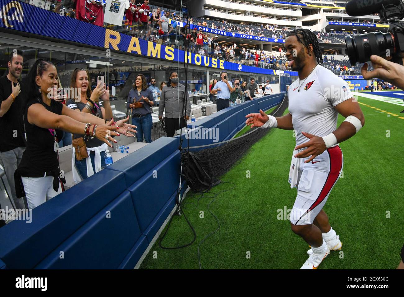 Le quarterback des Arizona Cardinals Kyler Murray (1) embrasse sa mère, Missy Murray, après un match de football de la NFL contre les Los Angeles Rams, dimanche, octobre Banque D'Images