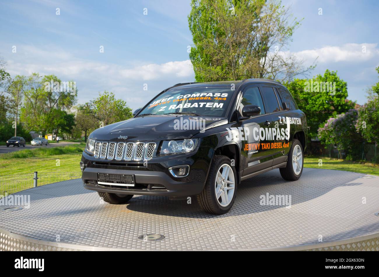 POZNAN, POLOGNE - 06 octobre 2016 : un modèle d'exposition d'une voiture de boussole en Jeep noire dans la ville Banque D'Images