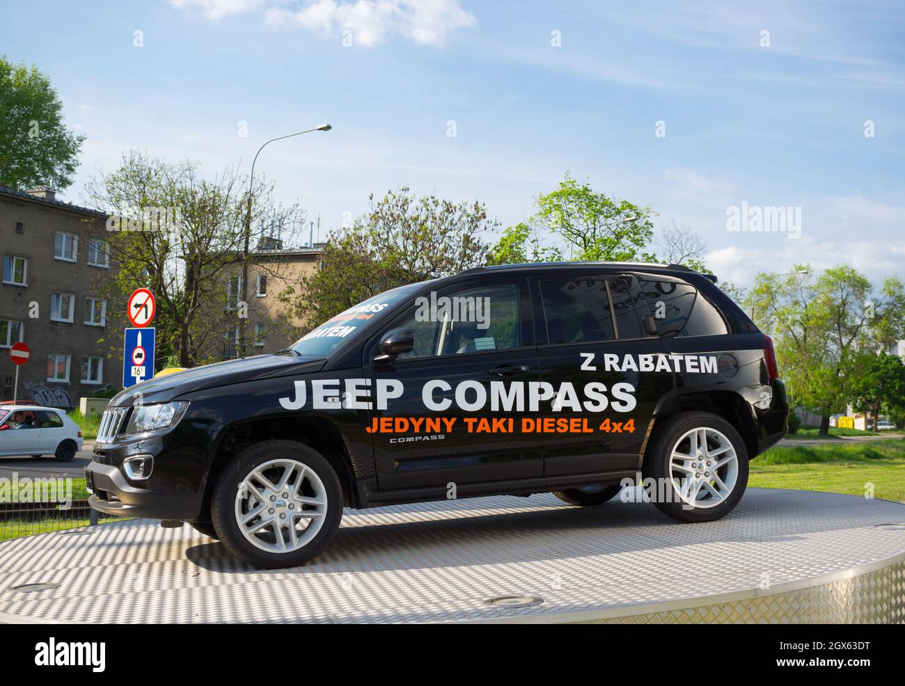POZNAN, POLOGNE - 06 octobre 2016 : un modèle d'exposition d'une voiture de boussole en Jeep noire dans la ville Banque D'Images