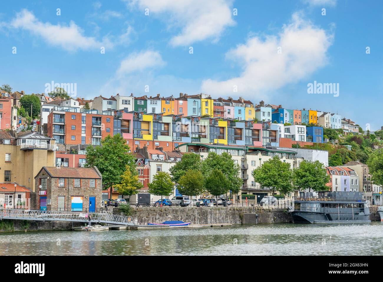 Port flottant avec Clifton Village en arrière-plan Banque D'Images