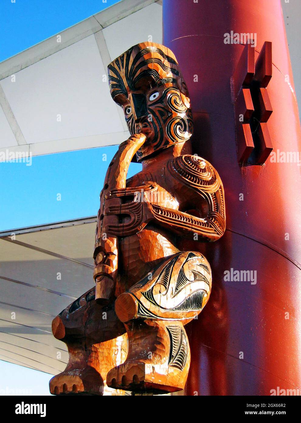 Tutenakai tatoué jouant une sculpture en bois de flûte est suspendu dans le centre-ville de Rotorua, Nouvelle-Zélande en 2006 Banque D'Images