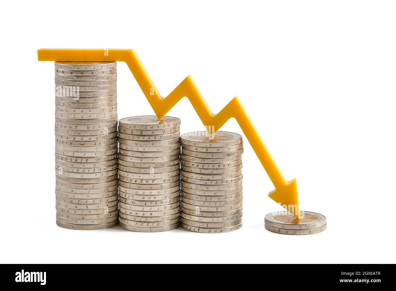 L'inflation et la crise économique. L'effondrement du marché financier s'isole sur fond blanc. La flèche jaune sur la carte est dirigée vers le bas. Tracer un graphique sur Banque D'Images
