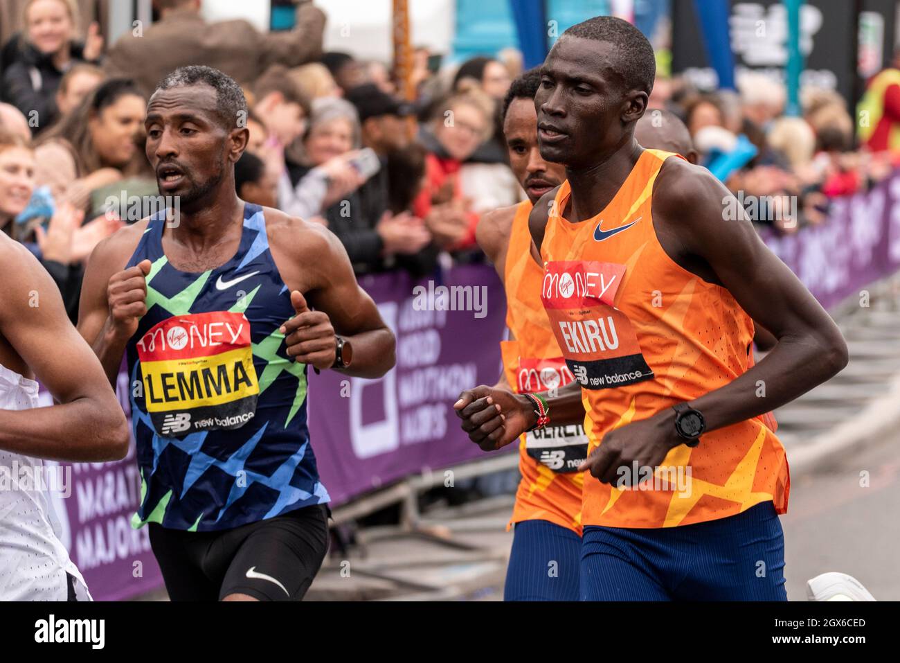 Sisay Lemma et Titus Ekiru en course au Virgin Money London Marathon 2021, à Tower Hill, Londres, Royaume-Uni.Les meilleurs coureurs d'élite pour hommes Banque D'Images