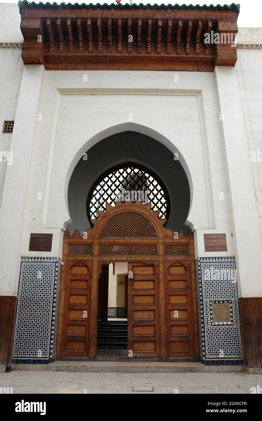 La porte traditionnelle et artisanale de la bibliothèque de Quaraouiyine à  Fès, au Maroc Photo Stock - Alamy
