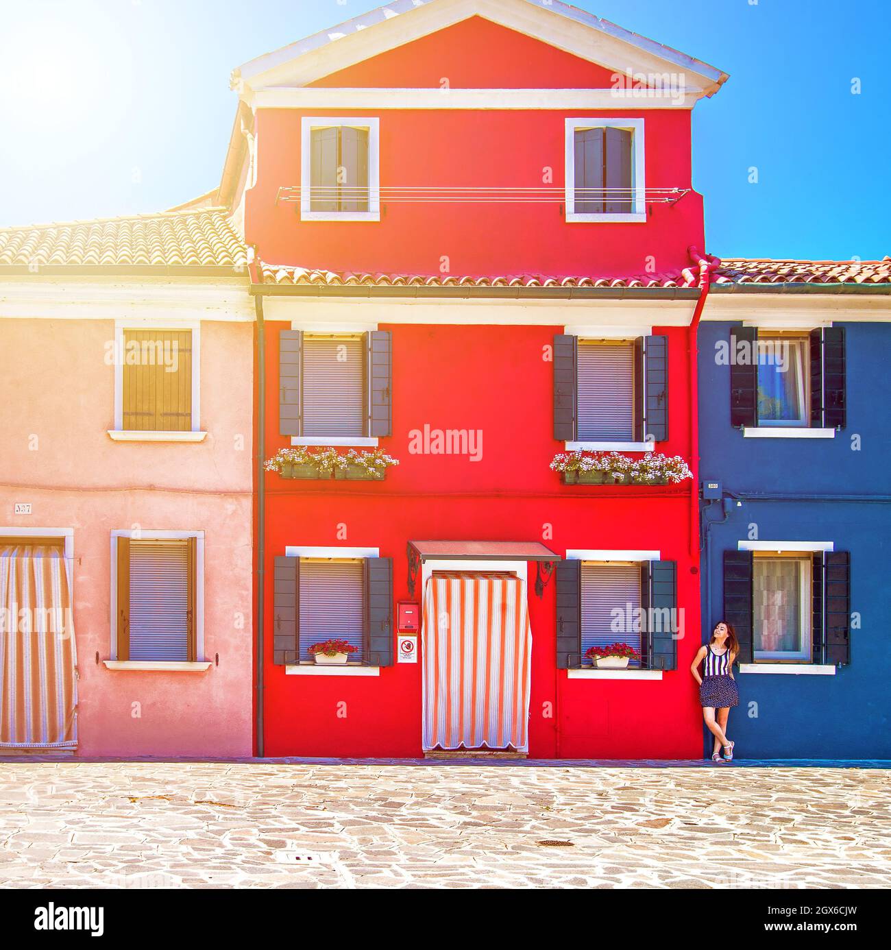 VENISE, ITALIE - 18 juin, 2018: Belle jeune fille posant sur fond de maisons colorées Banque D'Images VENISE, ITALIE - 18 juin, 2018: Belle jeune fille posant sur fond de maisons colorées Banque D'Images