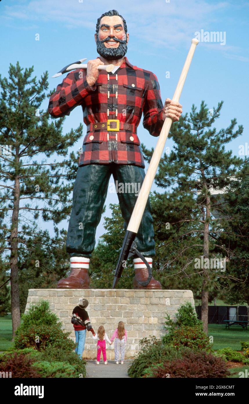 Bangor Maine, la plus grande statue en fibre de verre Paul Bunyan du monde, mémorial ancien capitole de bois d'œuvre de la famille mondiale Banque D'Images