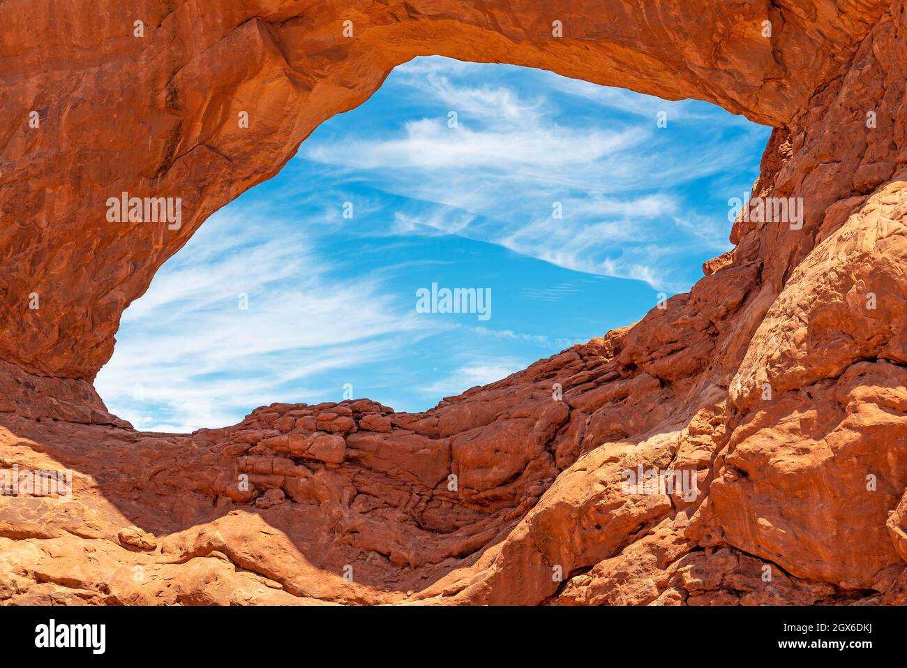 Fenêtre abstraite et formation naturelle de roche d'arche avec espace de copie, parc national d'Arches, Utah, États-Unis d'Amérique (USA). Banque D'Images