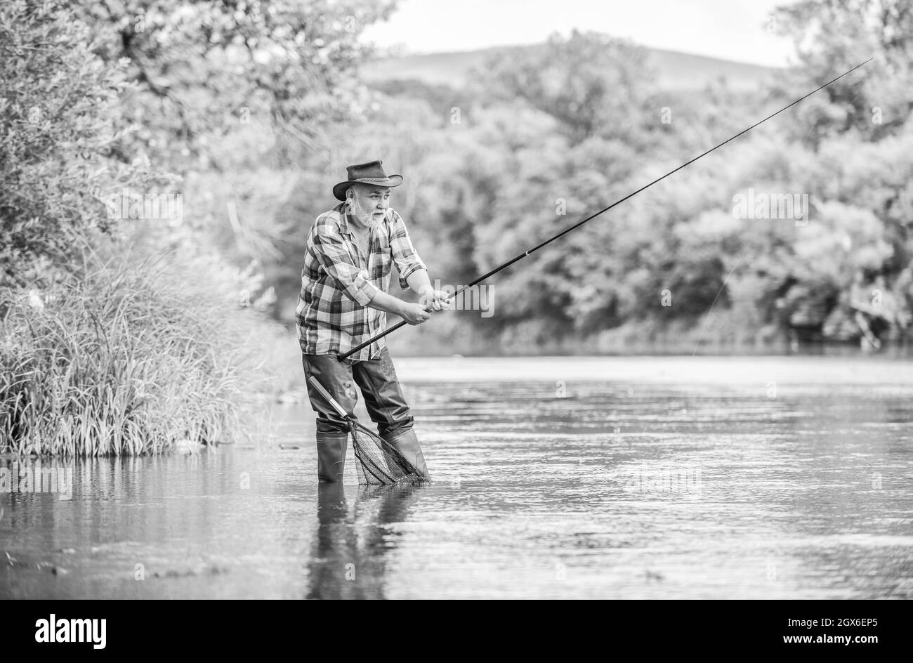 week-end d'été. Pêche au gros gibier. Pêche à la mouche. Pêche à la mouche. Pêche à l'homme. Activités de loisir et de sport. Pêche à la pathéne. Pêcheur à la retraite barbu. Appât à la truite Banque D'Images