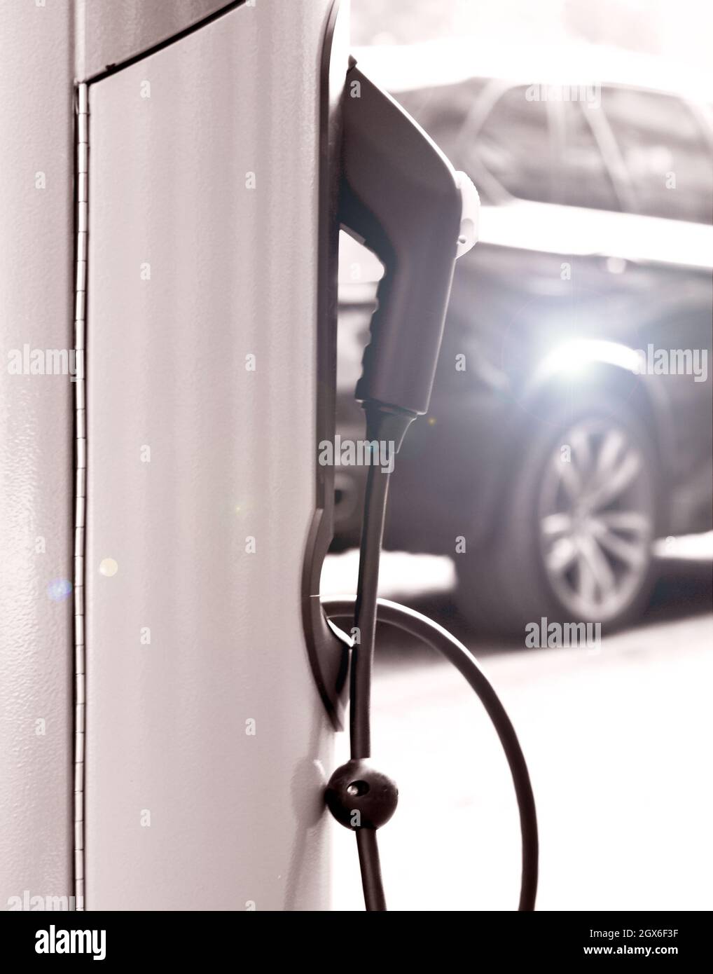 Pistolet de ravitaillement à la station de charge de véhicule électrique Banque D'Images Pistolet de ravitaillement à la station de charge de véhicule électrique Banque D'Images