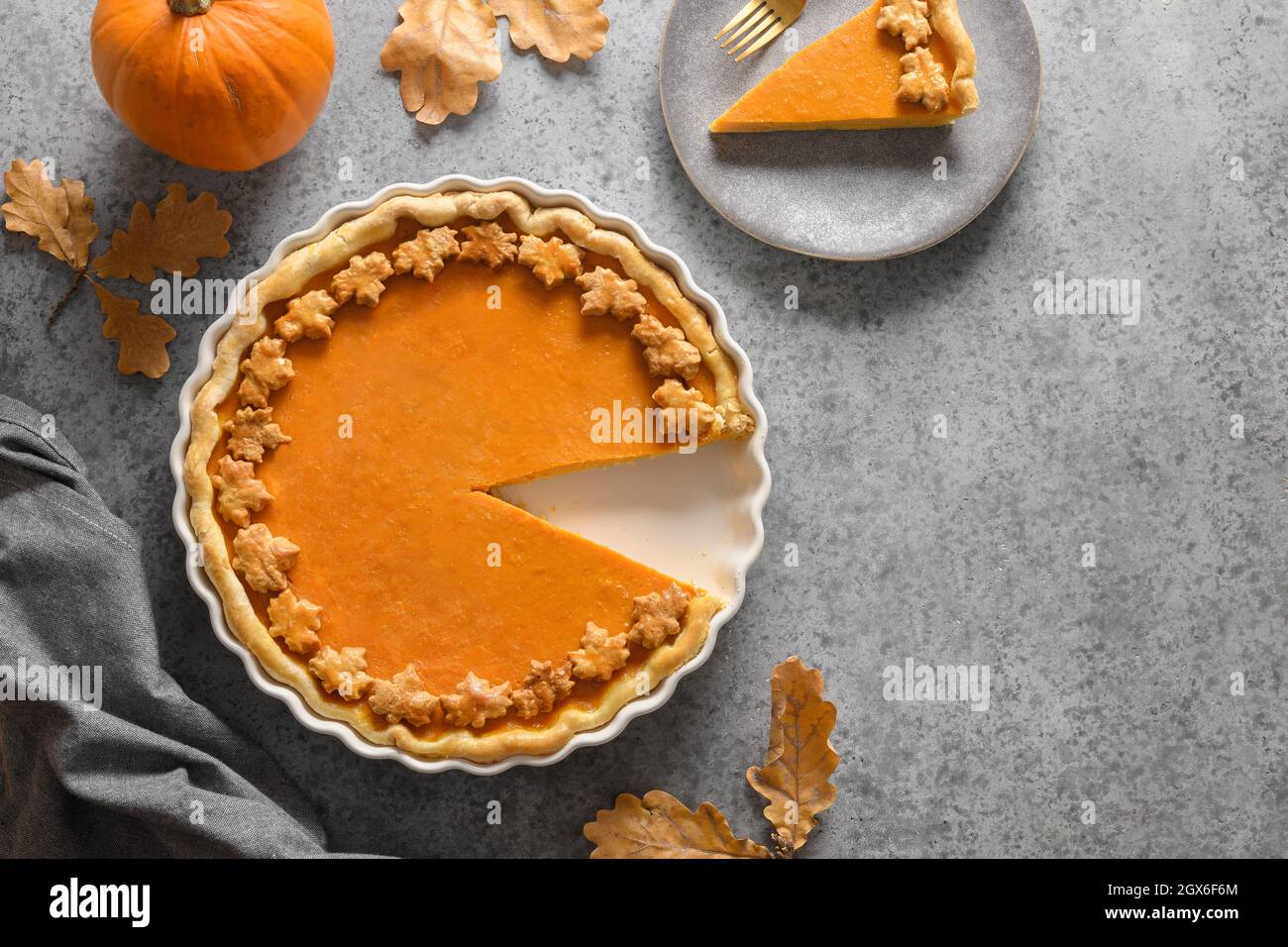 Tarte américaine à la citrouille servie sur une table en pierre grise avec espace pour les copies. Vue de dessus. Dessert saisonnier festif le jour de Thanksgiving. Banque D'Images