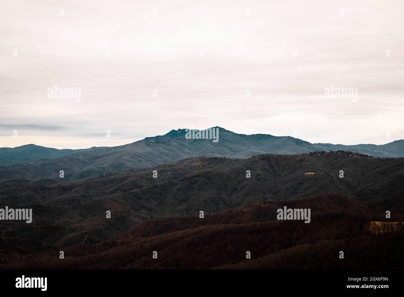 Le Blowing Rock en Caroline du Nord offre les montagnes les plus belles et les plus immaculées de l'État de Caroline du Nord. Cette montagne est située près d'Asheville, en Caroline du Nord. Banque D'Images