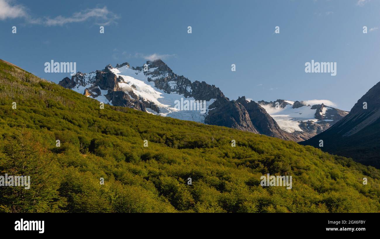 Cerro el Peñon et arbres au lever du soleil dans le parc national de Cerro Castillo Banque D'Images