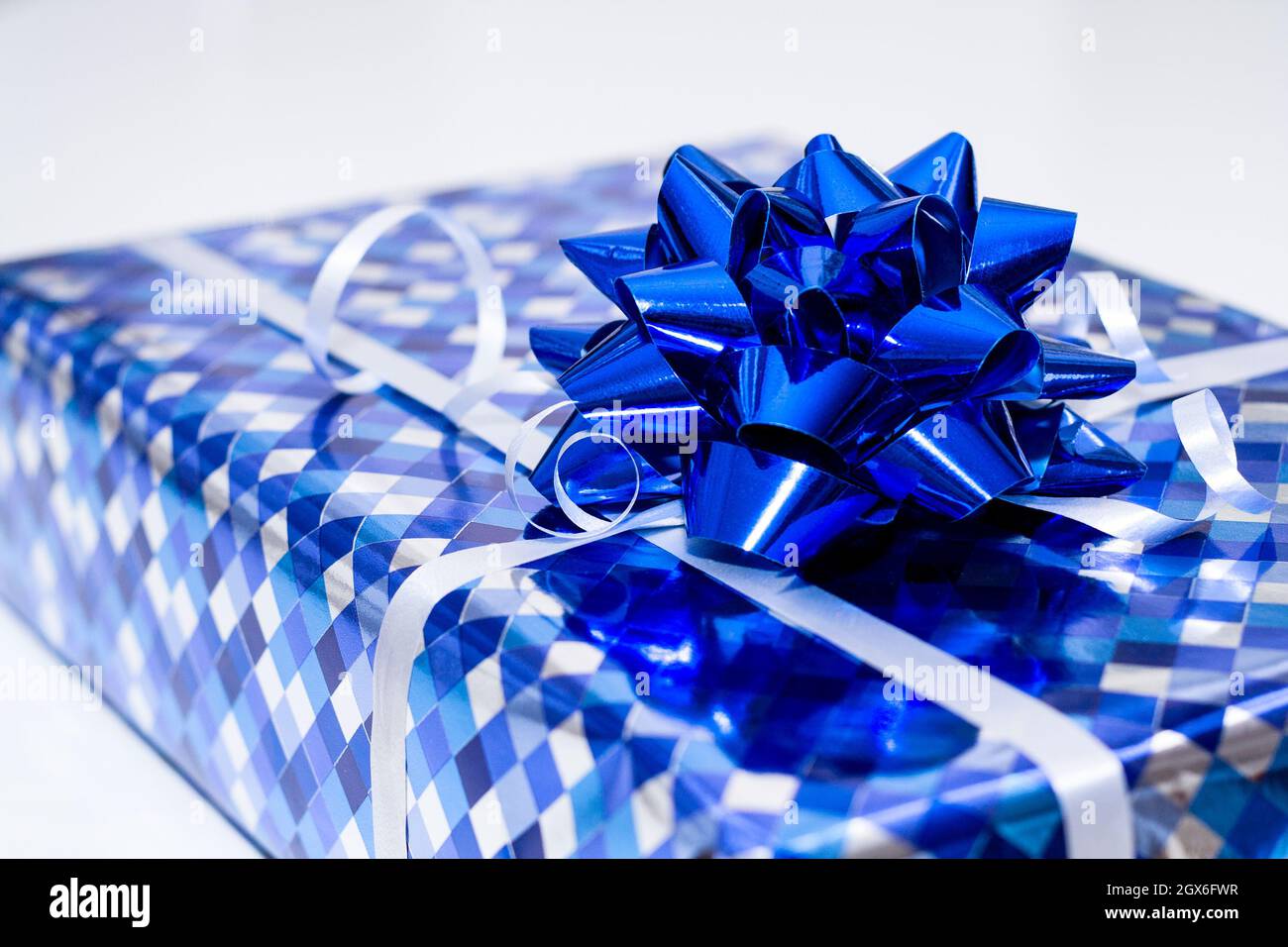 Boîte cadeau bleu vif avec noeud en ruban argenté Banque D'Images Boîte cadeau bleu vif avec noeud en ruban argenté Banque D'Images