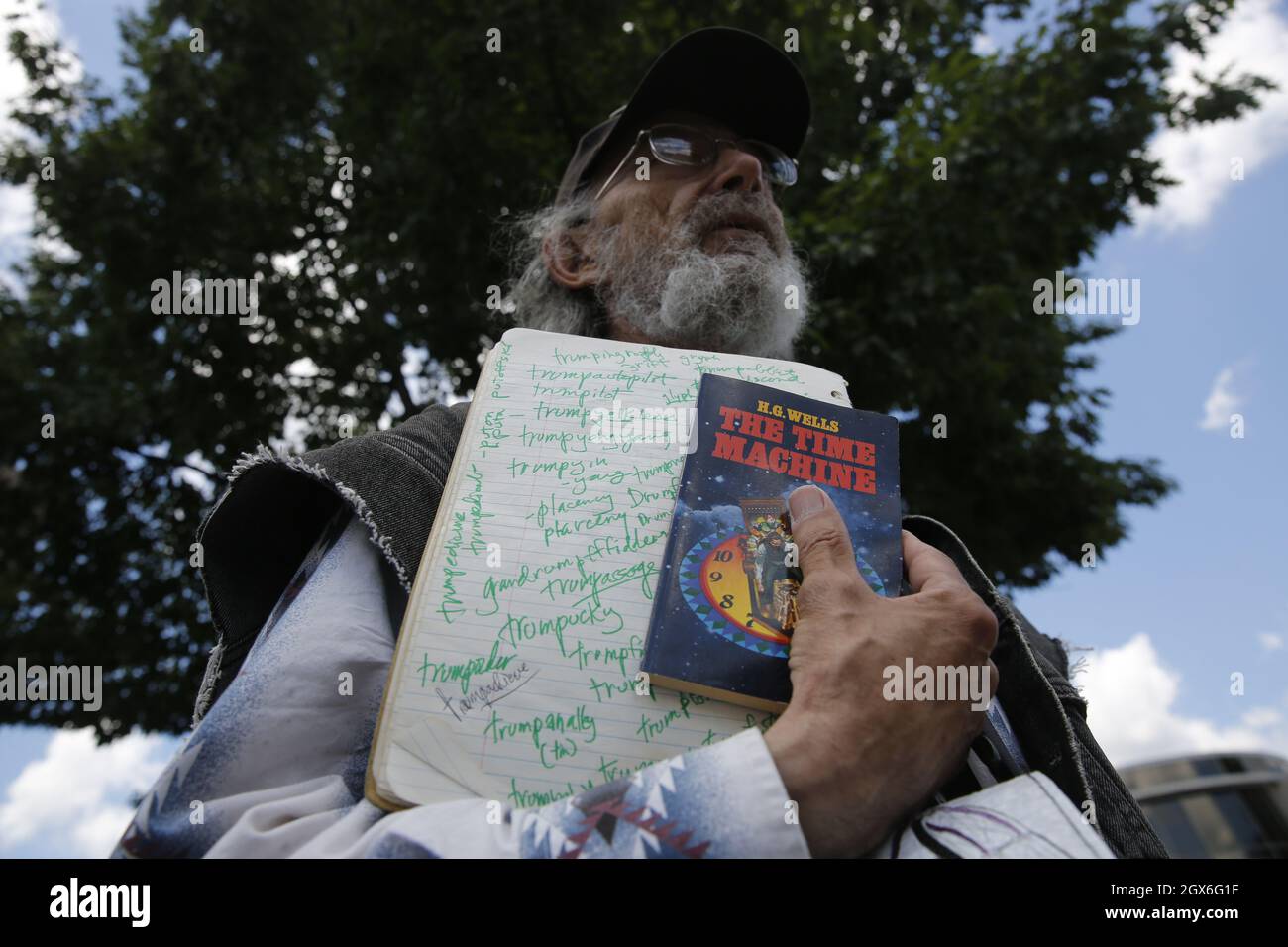 Busker4Freedom Jesse Slokum sur Kirkwood Avenue à Bloomington, Indiana, le 19 juin 2017. Slokum, qui était dans le documentaire de Woodstock comme Richie Havens a joué, 'liberté,' est mort de causes naturelles, le 3 octobre 2021 à Bloomington, Indiana. (Photo de Jeremy Hogan) Banque D'Images