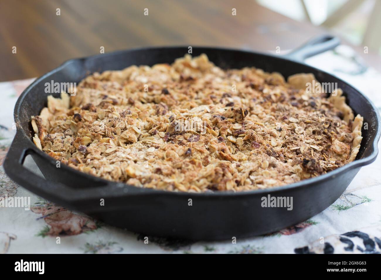 Une tarte aux pommes rustique cuite dans une poêle en fonte. Banque D'Images