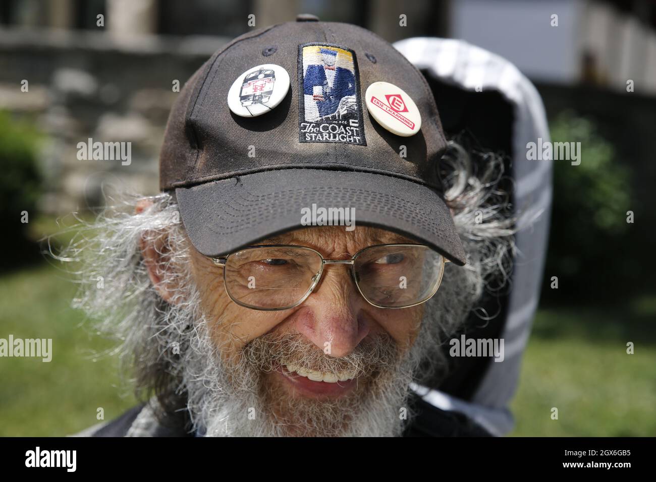 Busker4Freedom Jesse Slokum sur Kirkwood Avenue à Bloomington, Indiana, le 19 juin 2017. Slokum, qui était dans le documentaire de Woodstock comme Richie Havens a joué, 'liberté,' est mort de causes naturelles, le 3 octobre 2021 à Bloomington, Indiana. (Photo de Jeremy Hogan) Banque D'Images