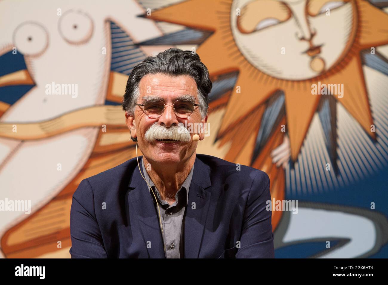 Iranien - l'écrivain néerlandais Kader Abdolah (nom plume de Hossein Sadjadi Ghaemmaghami Farahani) est l'invité d'un événement parallèle de la Foire du livre de Turin 2021 Banque D'Images