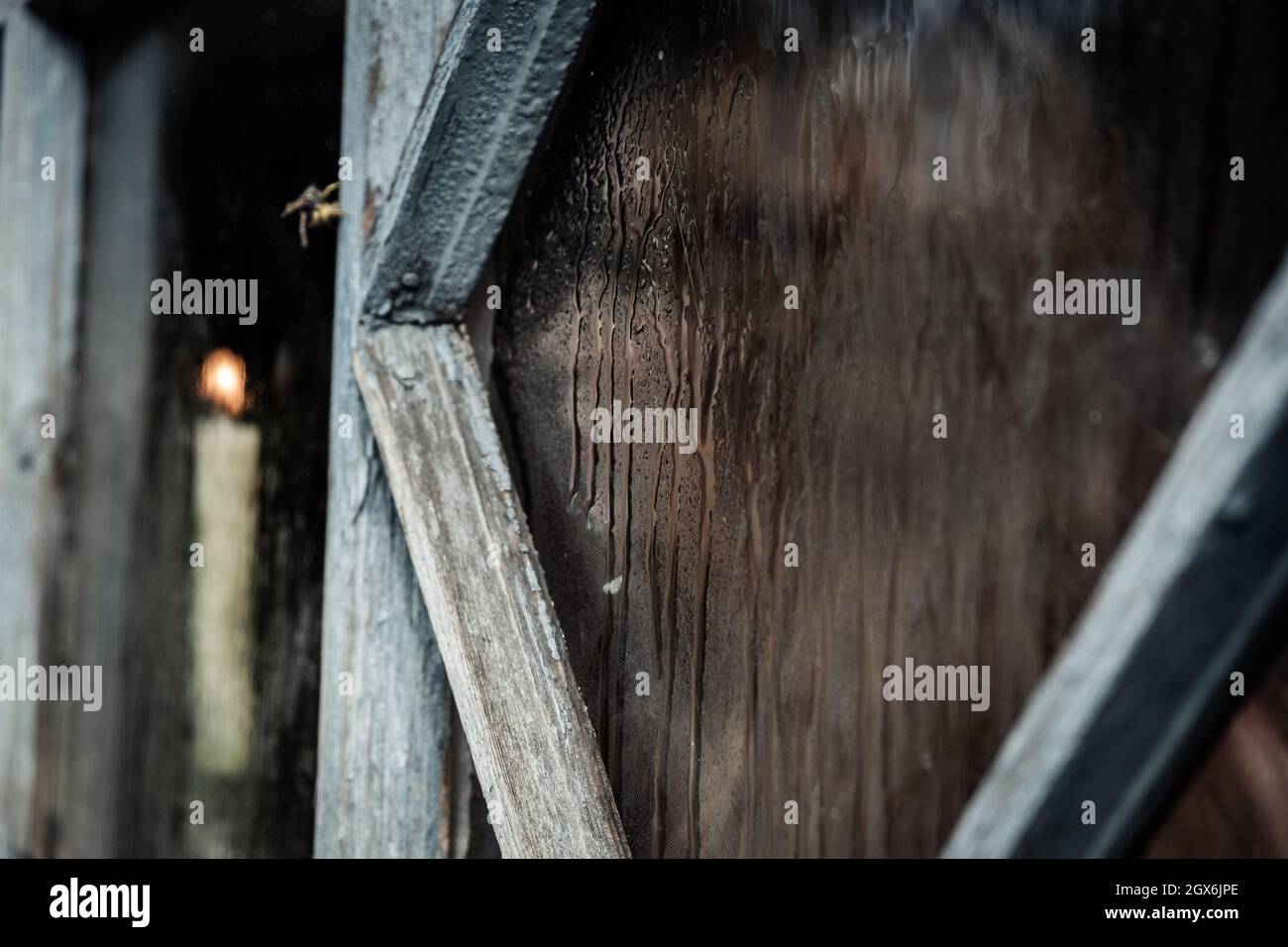 Belle jeune fille triste regardant par la fenêtre avec une bougie, bonne  pour la couverture de livre Photo Stock - Alamy