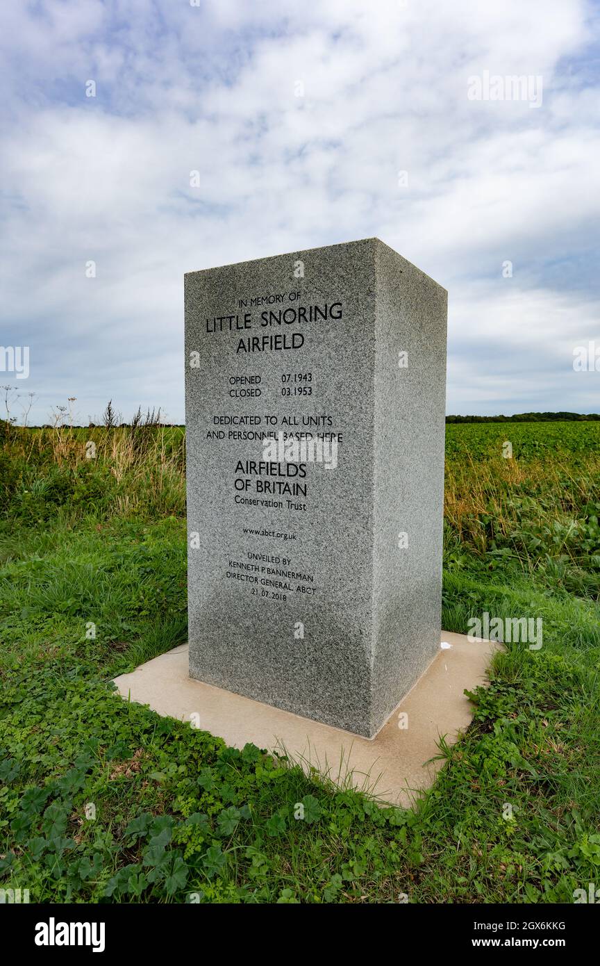 Pierre de granit de souvenir à l'entrée de Little Snoring Airfield, Norfolk, Royaume-Uni Banque D'Images