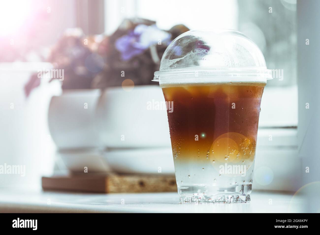 Un tonique espresso froid à double couche se trouve sur une bordure de fenêtre dans un café. Banque D'Images