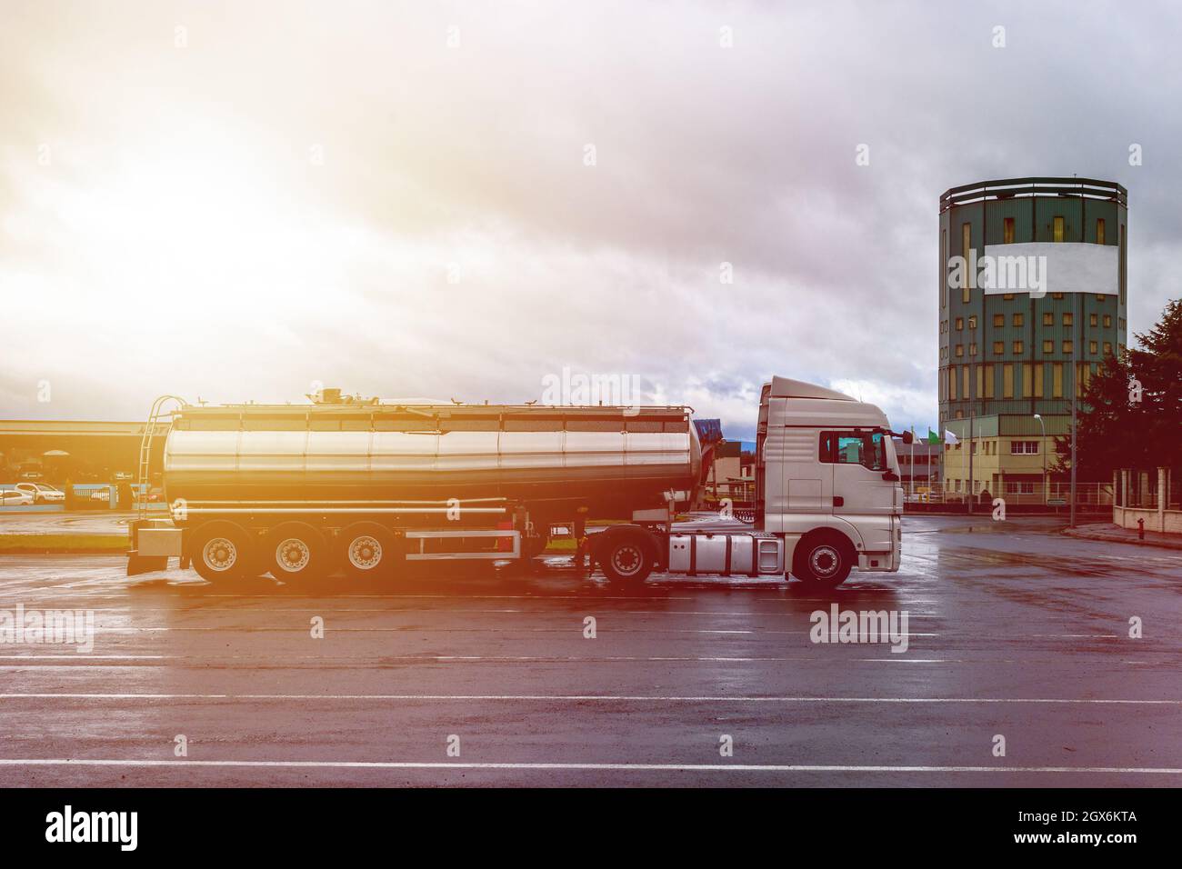 Gros camion-citerne, camion-citerne à carburant à eau, camion-citerne à remorque Banque D'Images