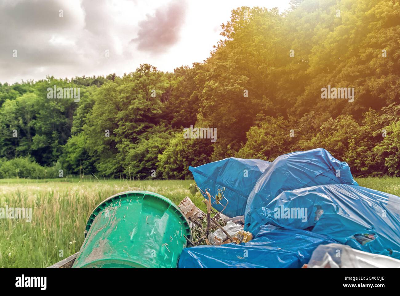 pile de déchets en plastique sur la prairie près de la forêt. Concept: Écologie problèmes de catastrophe et pollution Banque D'Images pile de déchets en plastique sur la prairie près de la forêt. Concept: Écologie problèmes de catastrophe et pollution Banque D'Images