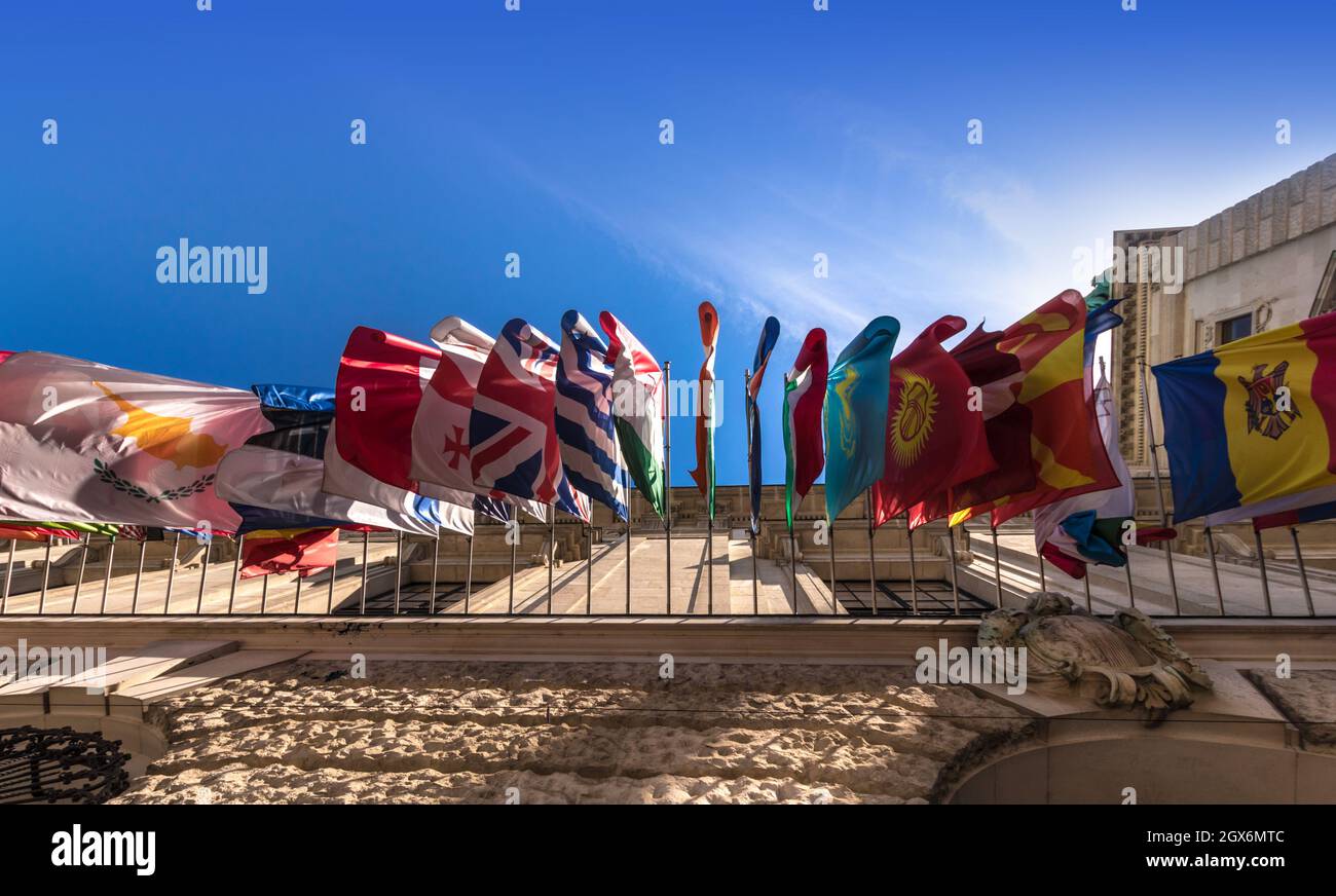 VIENNE, AUTRICHE - 7 MAI 2018 : différents drapeaux de nombreux pays sur la façade du bâtiment, fond de ciel. Vue de dessous Banque D'Images VIENNE, AUTRICHE - 7 MAI 2018 : différents drapeaux de nombreux pays sur la façade du bâtiment, fond de ciel. Vue de dessous Banque D'Images