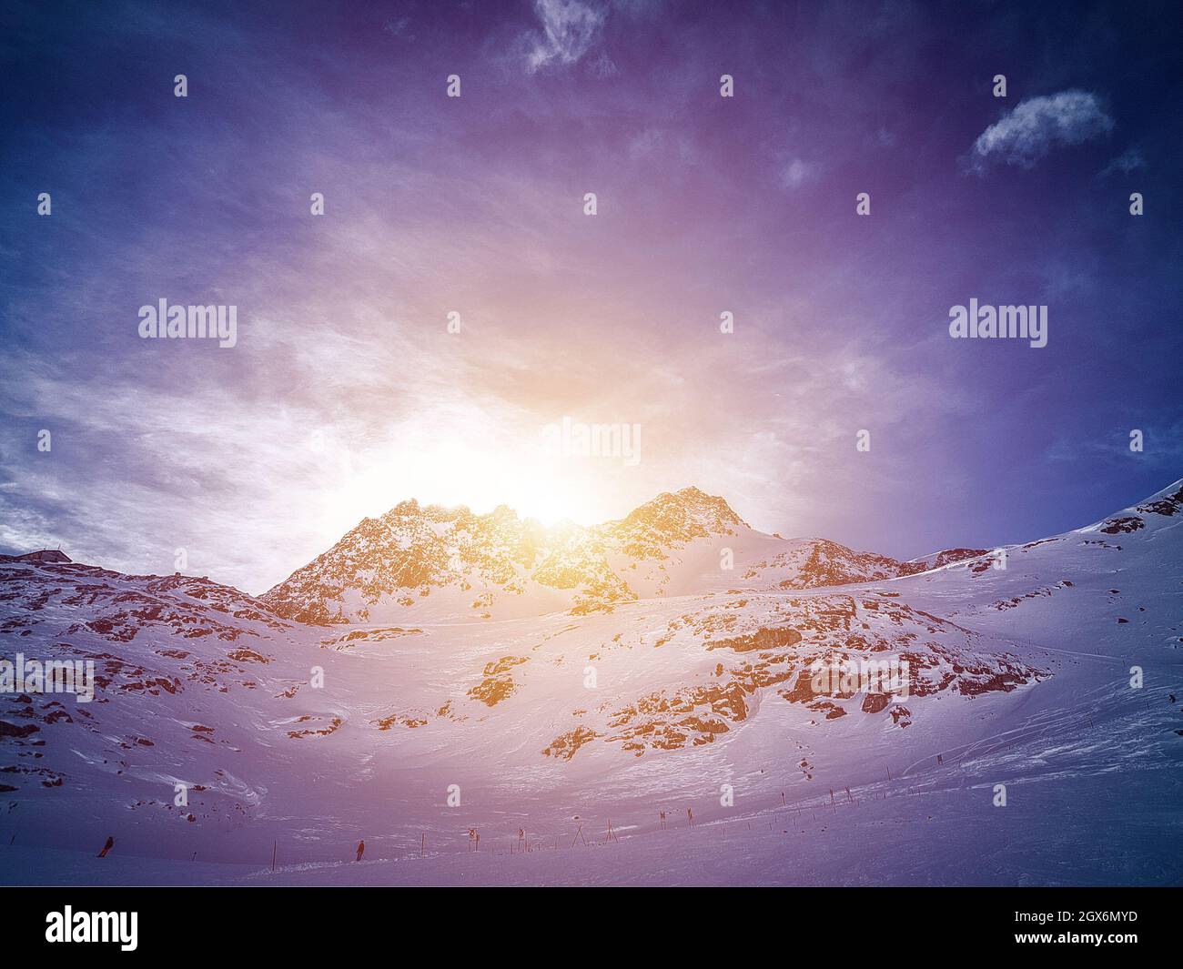 les alpes enneigées à la lumière du soleil couchant, paysage pittoresque Banque D'Images les alpes enneigées à la lumière du soleil couchant, paysage pittoresque Banque D'Images