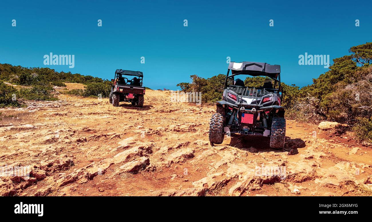 deux buggies sur une route sablonneuse qui monte sur la pente Banque D'Images deux buggies sur une route sablonneuse qui monte sur la pente Banque D'Images