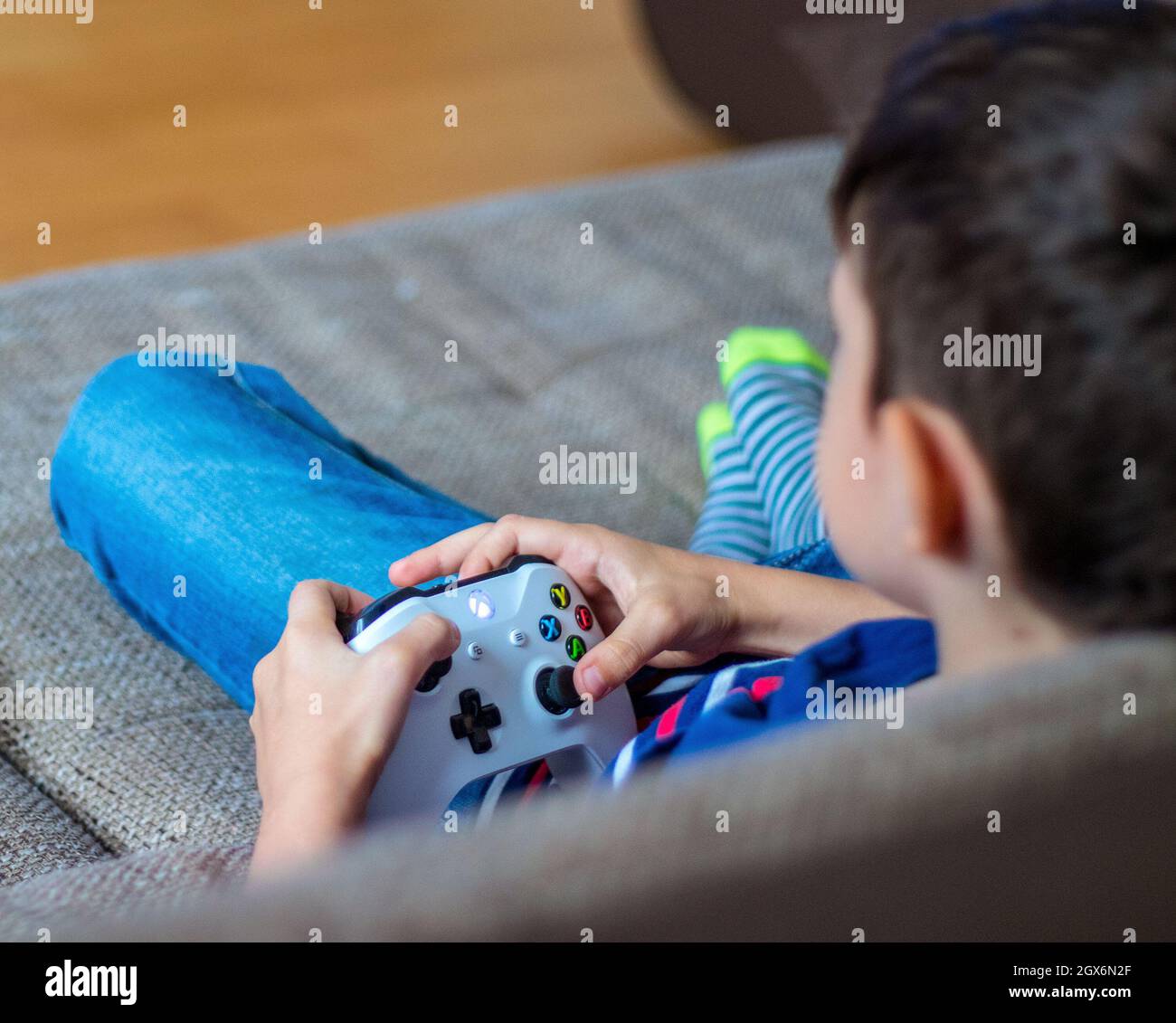 VIENNE, AUTRICHE - 4 MAI 2018: Enfant garçon jouant Xbox One. Xbox One est une ligne de huitième génération de consoles de jeux vidéo à la maison développée par Microsoft. Banque D'Images VIENNE, AUTRICHE - 4 MAI 2018: Enfant garçon jouant Xbox One. Xbox One est une ligne de huitième génération de consoles de jeux vidéo à la maison développée par Microsoft. Banque D'Images