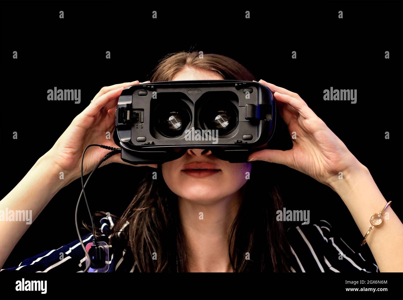 fille dans des lunettes de réalité virtuelle, isolée sur noir. Concept : avenir, technologie, réalité virtuelle Banque D'Images fille dans des lunettes de réalité virtuelle, isolée sur noir. Concept : avenir, technologie, réalité virtuelle Banque D'Images